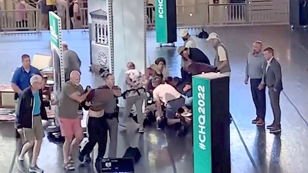 Videostandbild vom Moment nach der Attacke in der Chautauqua Institution: Der mutmaßliche Angreifer (l) wird von der Bühne eskortiert, während sich Menschen um Salman Rushdie kümmern. Foto: Uncredited/AP/dpa