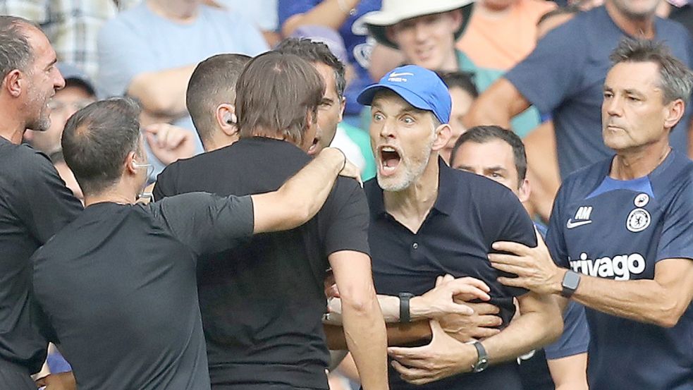 Thomas Tuchel (R) und Antonio Conte gerieten aneinander. Foto: Paul Terry/CSM via ZUMA Press Wire/dpa