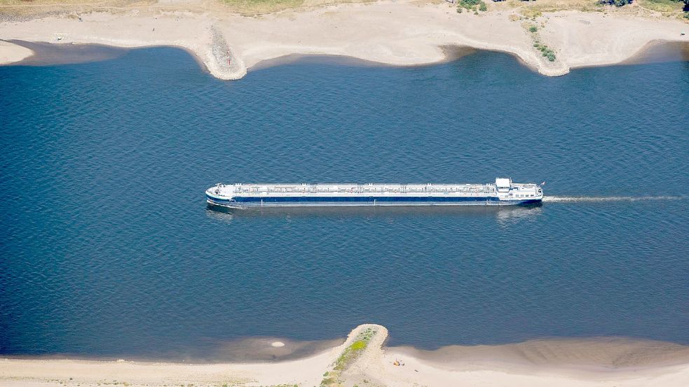 Ein Schiff mit wenig Ladung fährt bei Köln bei niedrigem Wasserstand auf dem Rhein. Foto: Christoph Reichwein/dpa