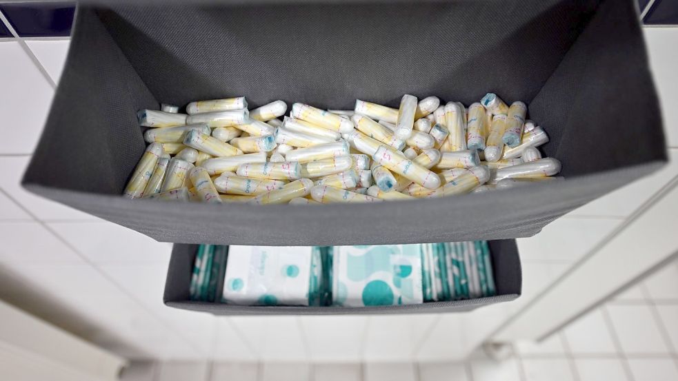 Wer sich Damenbinden und Tampons nicht leisten kann, bekommt sie in Schottland kostenlos. Foto: Martin Schutt/dpa