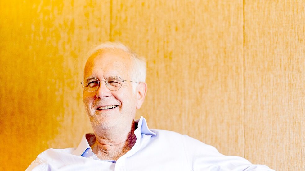 Harald Schmidt fühlt sich in Köln pudelwohl. Foto: Rolf Vennenbernd/dpa