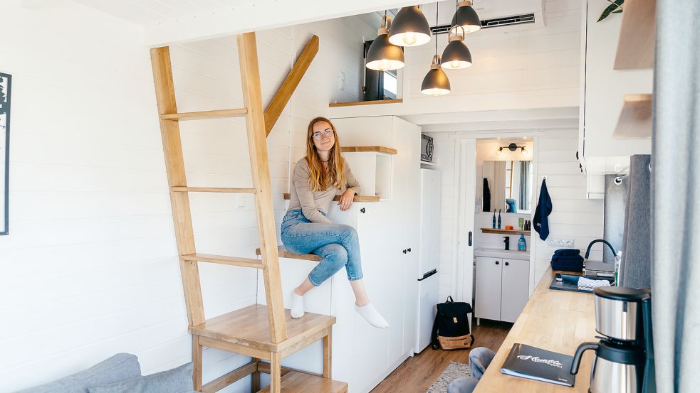 So ähnlich soll es auch in neuen Tiny House vom Tomke und Jakob Prößdorf aussehen. Probweise wohnte das Paar in einem Tiny-House-Dorf in Harlesiel. Foto: Feuerquell