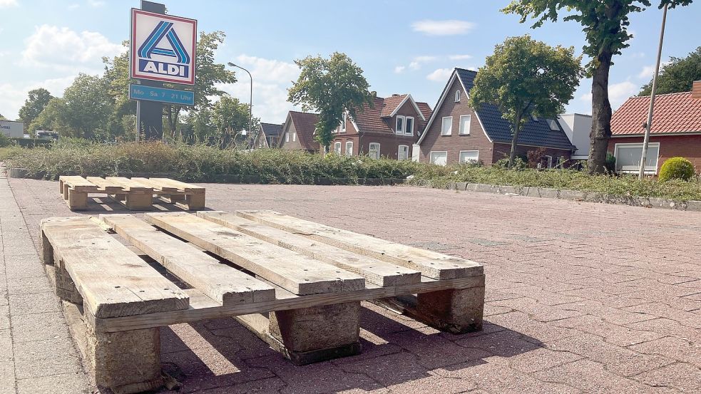 Mehrfach lagen Paletten auf dem Aldi-Parkplatz. Foto: Kierstein