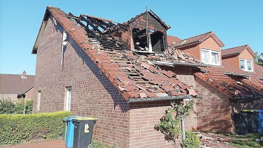 Die durch den Brand zerstörte Wohnung ist stark einsturzgefährdet und laut Gutachter auf Dauer unbewohnbar. Foto: Kreisfeuerwehrverband Aurich