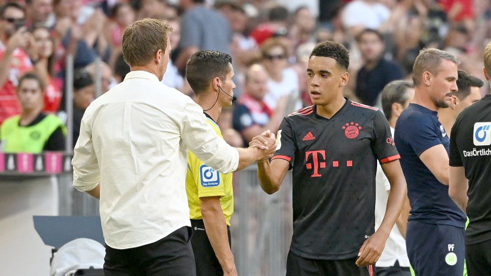 Gut gemacht: Bayern-Coach Julian Nagelsmann beglückwünscht Youngster Jamel Musiala. Foto: Sven Hoppe/dpa