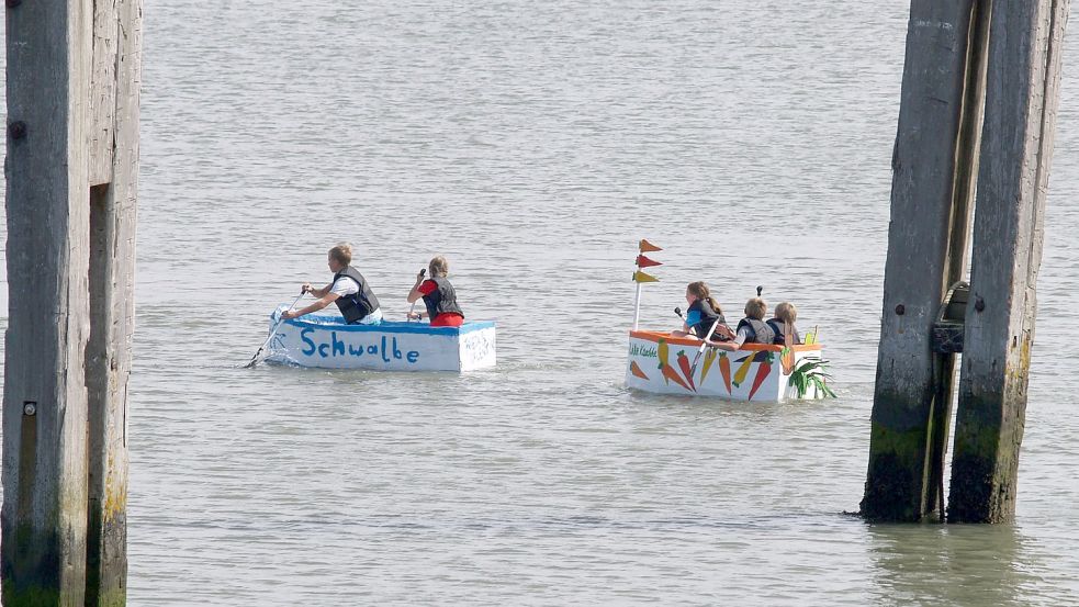 Zwei Boote liefern sich eine Verfolgungsjagd im Hafenbecken. Foto: Archiv/Nordseebad Spiekeroog GmbH