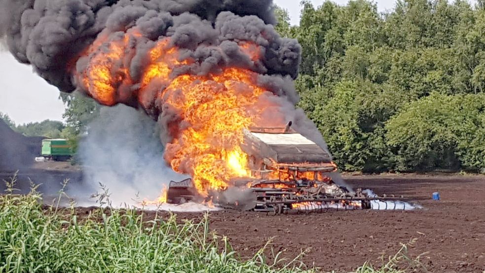 Als die Feuerwehr am Schnepfenweg eintraf, stand das Fahrzeug bereits in Vollbrand. Foto: Giehl/Feuerwehr Saterland