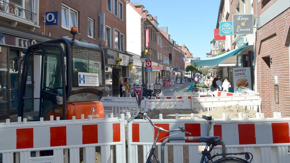 Der Zugang zur Fußgängerzone von der Neutorstraße ist zu einem großen Teil versperrt. Foto: Hoppe