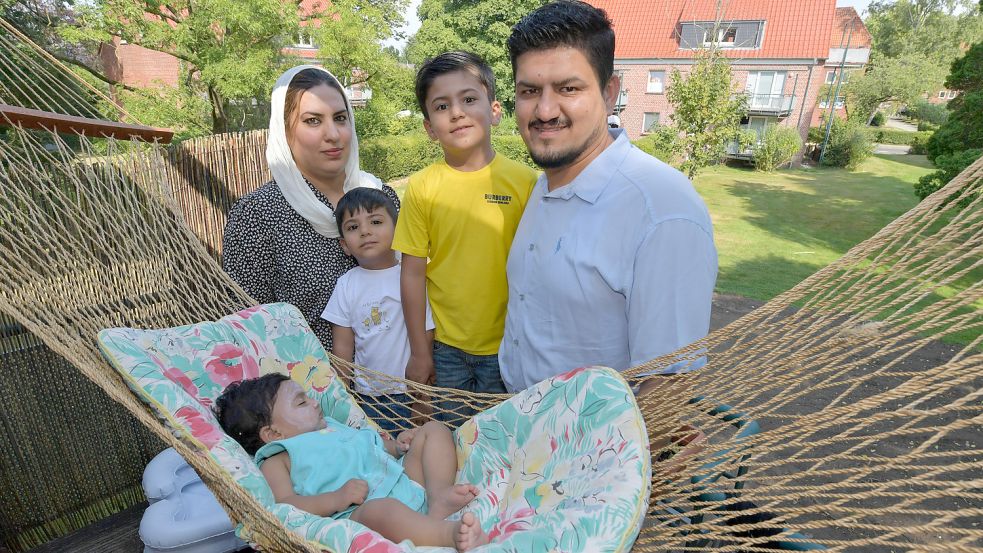 In Aurich hat Familie Zazai ein neues Zuhause gefunden: Mutter Shabana (links), Vater Meelad (rechts), die Söhne Ahmad Abrar (gelbes T-Shirt) und Abubakar (daneben) sowie Tochter Bibi Aisha Sediqa (in der Hängematte). Fotos: Ortgies
