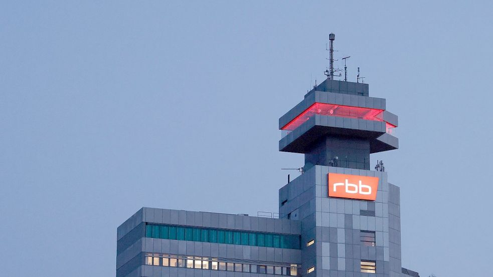 Sitz des RBB an der Masurenallee in Berlin. Der Rundfunkrat hat die RBB-Intendantin Schlesinger abberufen. Foto: Carsten Koall/dpa