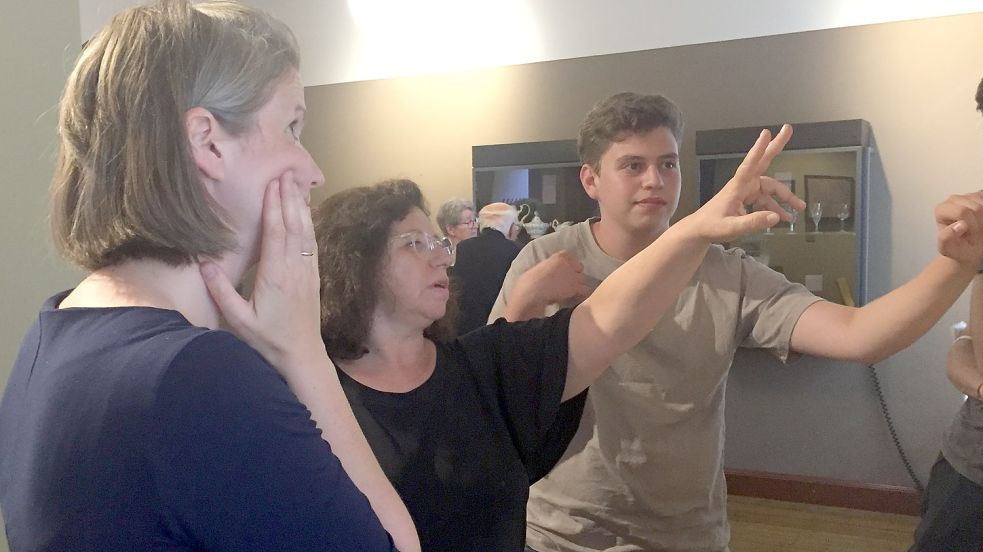 Miriam Speier (Mitte) und ihr Sohn Ariel lassen sich von Susanne Bracht die Ausstellung in der ehemaligen jüdischen Schule erklären.