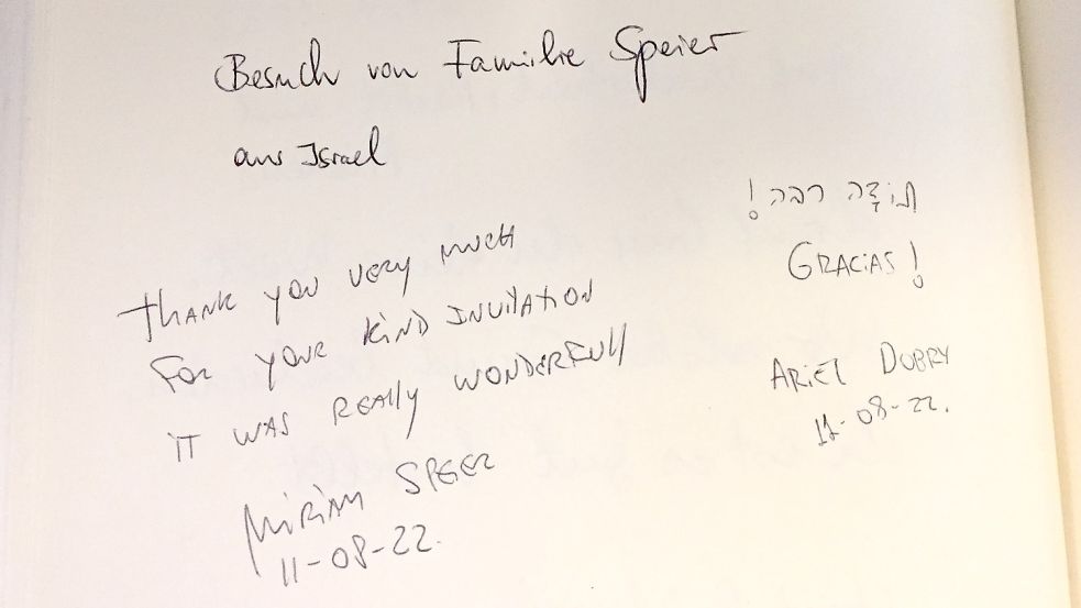 Miriam Speier und ihr Sohn Ariel haben sich in das Gästebuch der ehemaligen jüdischen Schule eingetragen: Sie bedanken sich für die freundliche Einladung. Es sei wundervoll gewesen.