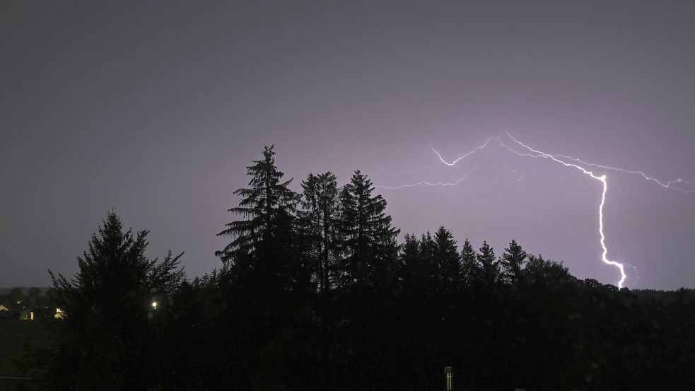 Nach Hitze und hohe Temperaturen melden sich zur Wochenmitte schwere Gewitter an. Foto: imago-images/MiS