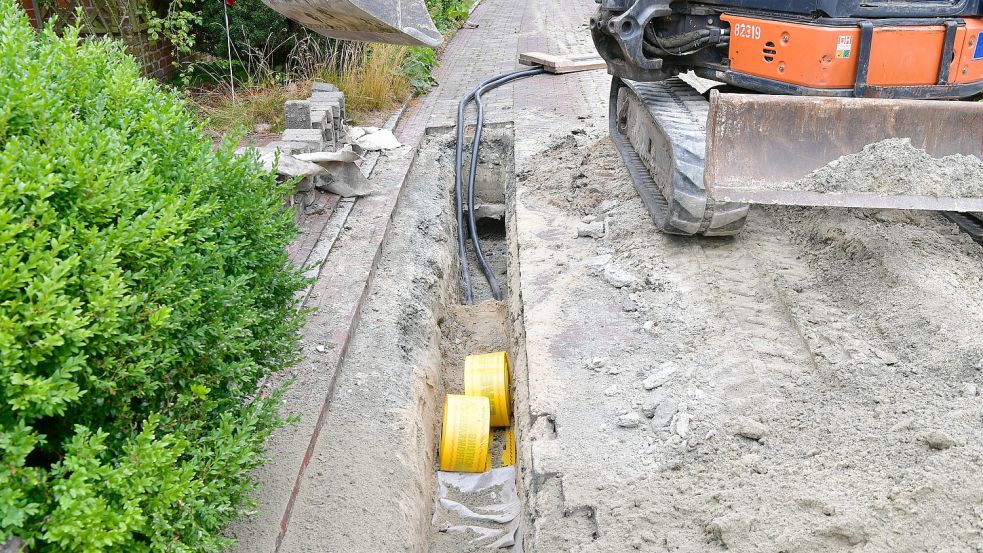 In Freepsum wurden jüngst Teile der Straße geöffnet, um neue Stromkabel zu verlegen. Anwohner haben sich gefragt, warum nicht auch Leerrohre mitverlegt wurden. Foto: Wagenaar