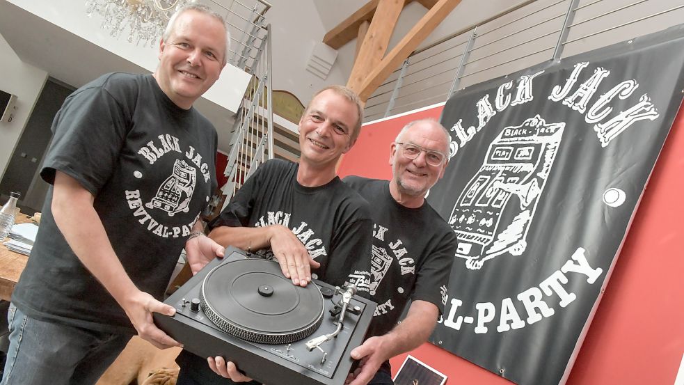 Die ehemaligen DJs Ulrich de Buhr (von links), Uwe Dirks und Gerhard Oltmanns organisieren die Black-Jack-Revival-Party seit 2005. Foto: Ortgies