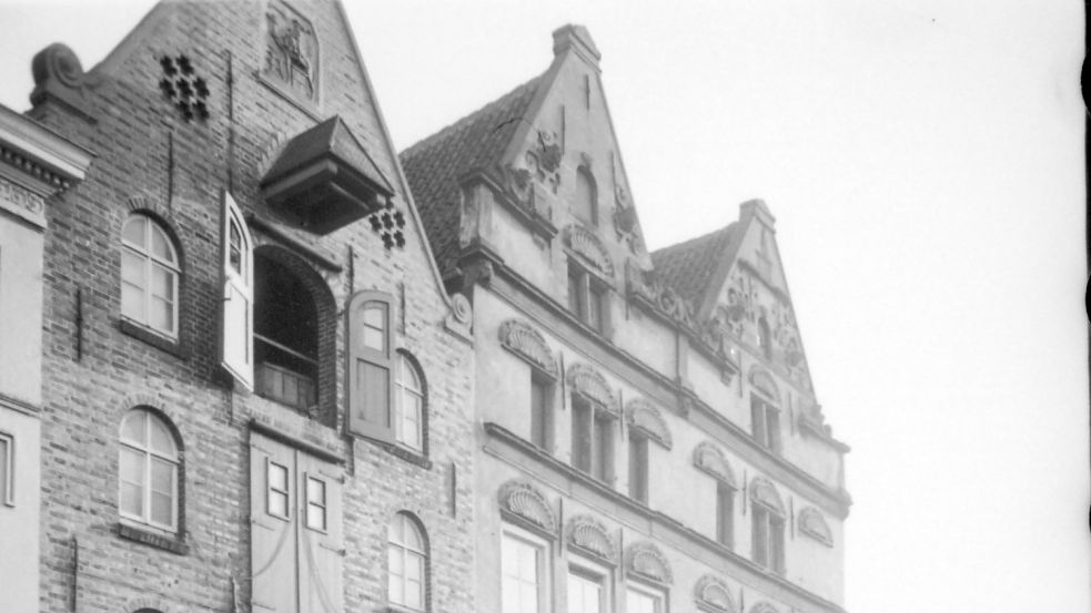 Dieses Bild von dem alten Packhaus (links) und dem Nachbargebäude in der Brückstraße entstand 1939. Foto: Sammlung Dietrich Janßen