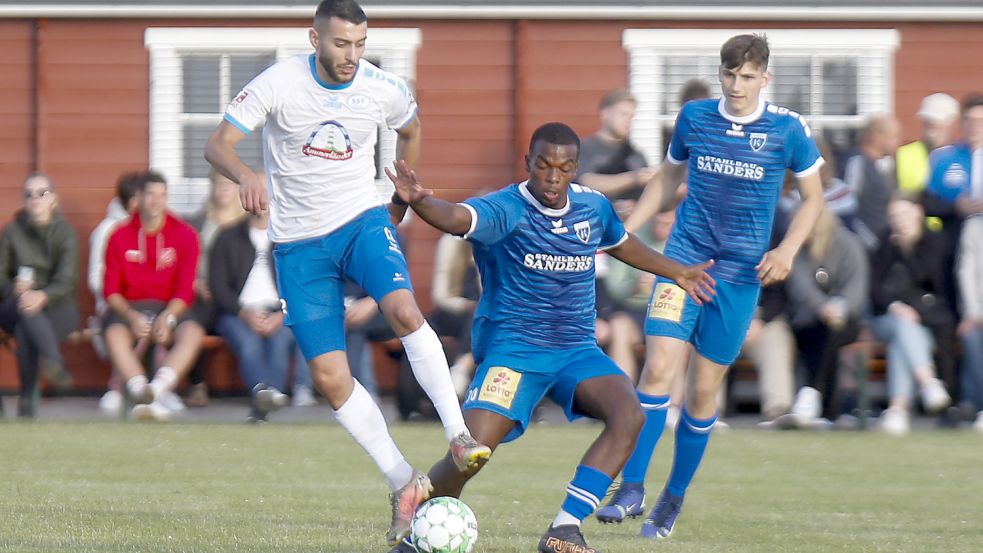 In einem Testspiel in Groß Midlum im Juli besiegte Jeddeloh (weißes Trikot) Kickers Emden 1:0. Morgen steht das Ligaspiel an. Foto: Doden/Emden