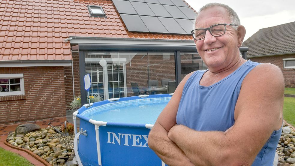 Arnold Reemts ist froh: Ein Jahr nach dem Tornado in Berumerfehn sind Dach, Pool und Solar-Anlage wieder heil. Foto: Ortgies