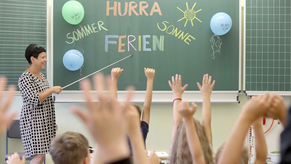 Am Ende eines Schuljahres stehen für Schülerinnen und Schüler Ferien an. Für die Lehrkräfte hört die Arbeit damit aber nicht auf. Foto: Bein/dpa