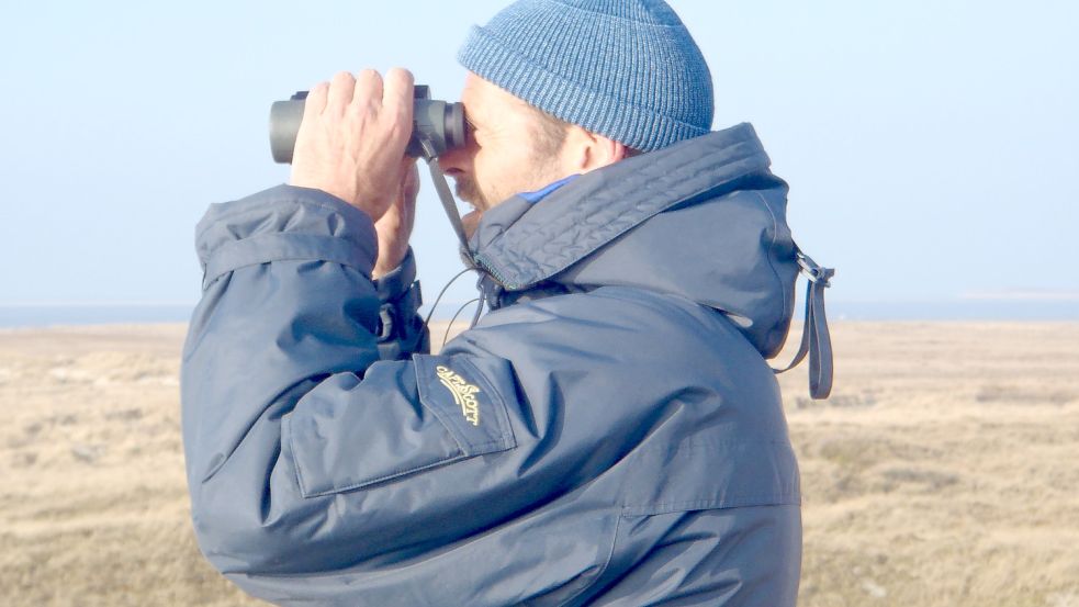 Keiner kennt die Insel Memmert so gut wie Vogelart Enno Janßen. Jede Veränderung fällt ihm sofort auf. Foto: Ahrends