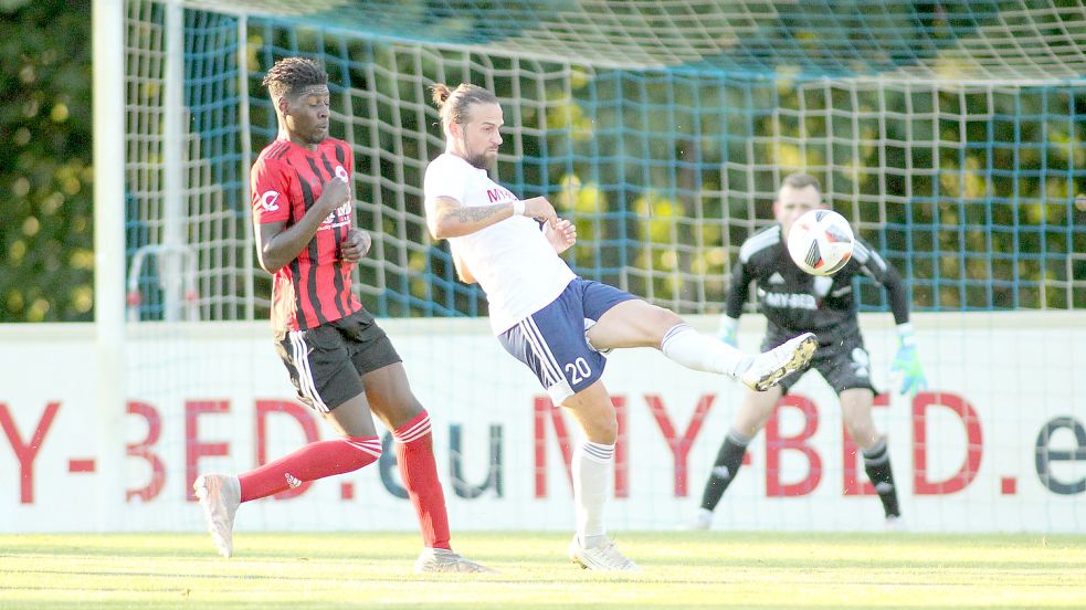 Am Dienstagabend trafen der TuS Dassendorf um Ex-Bundesligaspieler Martin Harnik (rechts) und Concordia Hamburg im Pokal aufeinander. Die Einnahmen werden gespendet. Foto: Imago