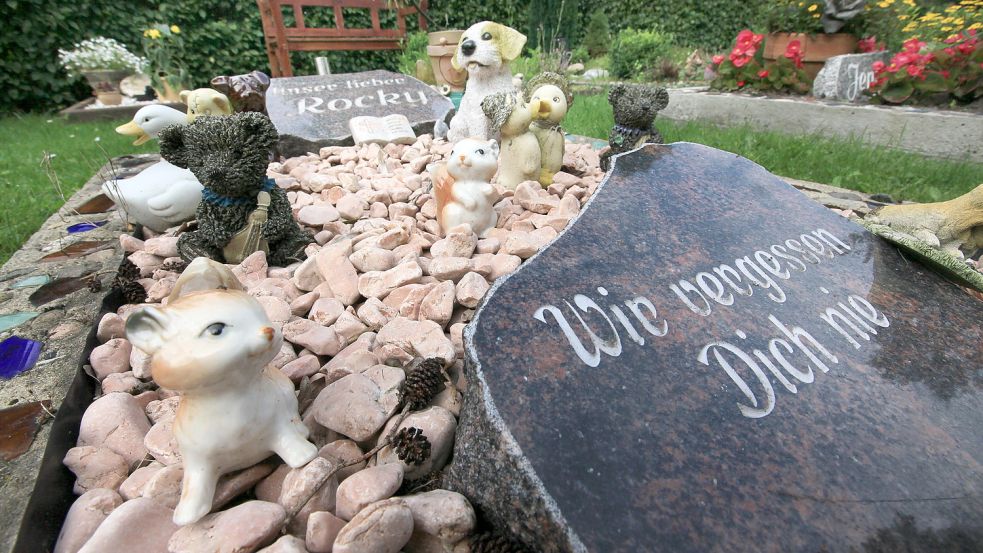 Ist der eigene Garten für Haustiere eine gute Alternative zum Tierfriedhof wie diesem in Victorbur in der Gemeinde Südbrookmerland? Foto: Archiv/Ortgies