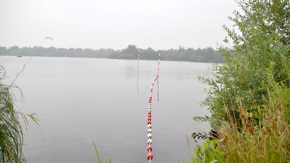 Von der Paddel- und Pedalstation bis zum Hundestrand zieht sich die Absperrung der Badebucht für Motorboote am Timmeler Meer. Foto: Schönig