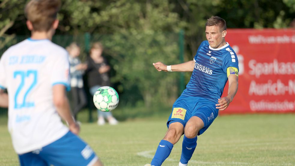 Kickers-Kapitän Bastian Dassel und die Emder sind in Jeddeloh zu Gast. Archivfoto: Doden