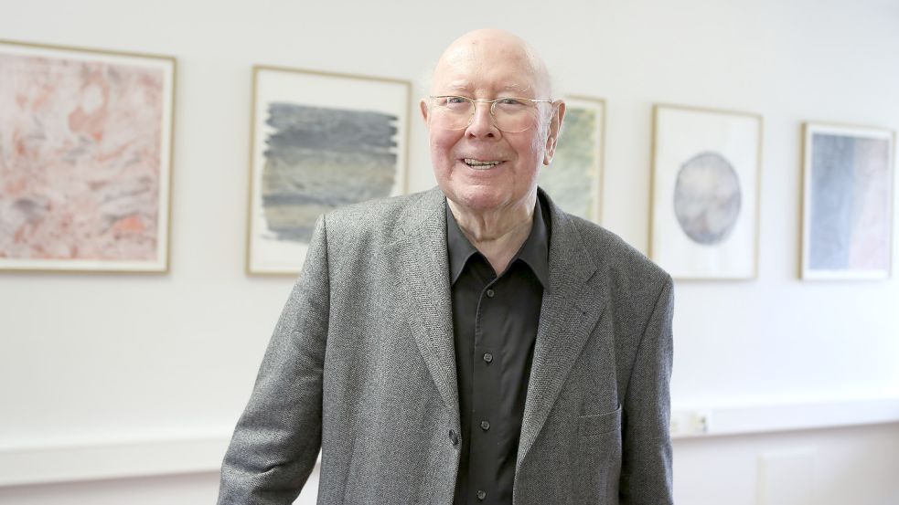 Offen und zugewandt: Der Künstler Dietrich Helms bei einer Ausstellung des Landschaftsverbandes Osnabrücker Land auf der Iburg in Bad Iburg. Foto: Swaantje Hehmann