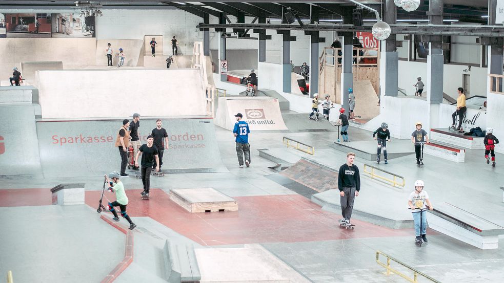 Mit 3200 Quadratmetern Fläche ist die Skatehalle Aurich die größte Indoor-Skatehalle in Deutschland. Foto: Privat