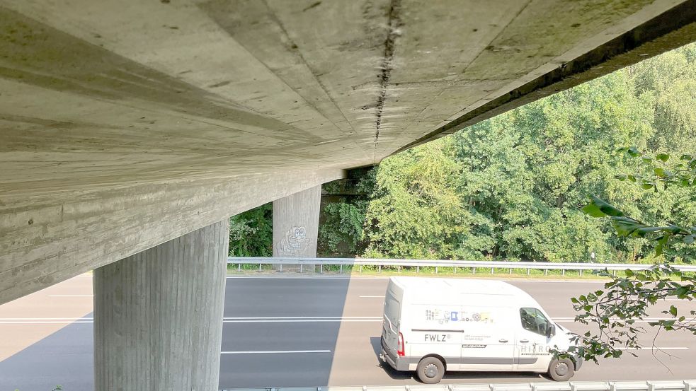 Am Donnerstag wurde an der Brücke am Alten Weg ein Netz angebracht. Foto: Kierstein/Archiv