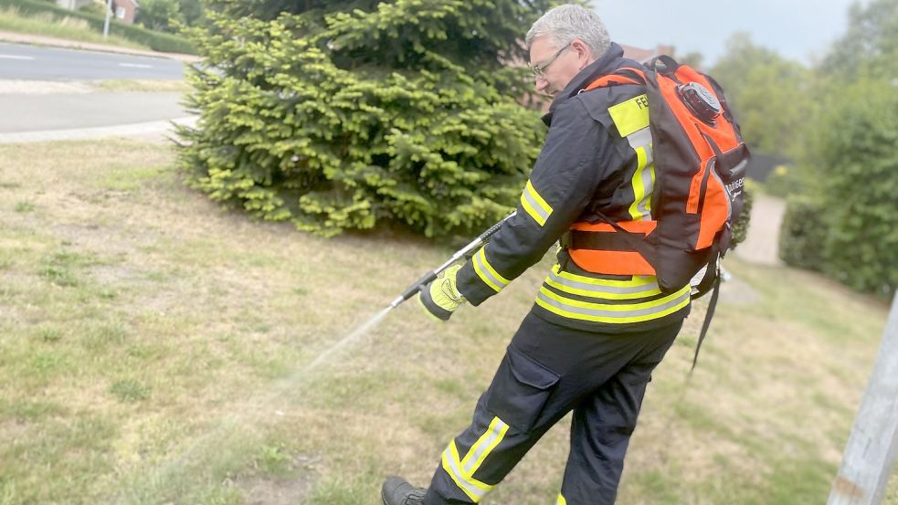 Mit der richtigen Ausstattung können Feuerwehrleute, wie Jümmes Gemeindebrandmeister Gerold Zwick hier vormacht, Brände schneller in den Griff kriegen. Foto: Heinig