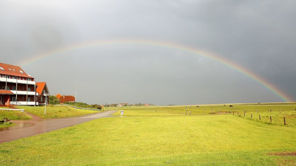 Nach dem Regen kommt die Sonne und verzaubert die Insel und die flache Küstenlandschaft hinter dem Nationalparkhaus. Foto: Böning