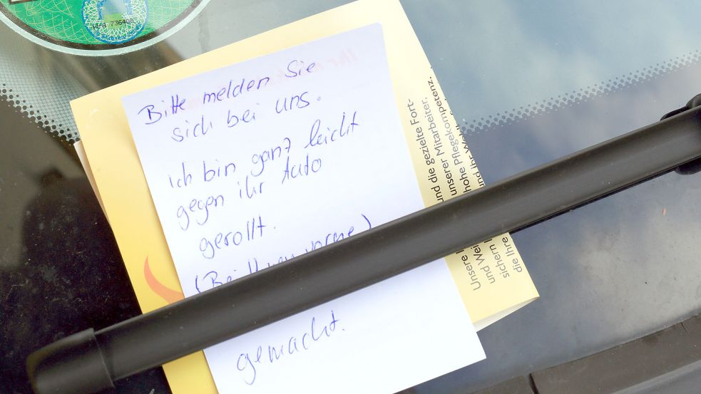 Ein Zettel hinter der Windschutzscheibe reicht nicht, wenn man ein anderes Auto beschädigt hat. Foto: Wolf/dpa