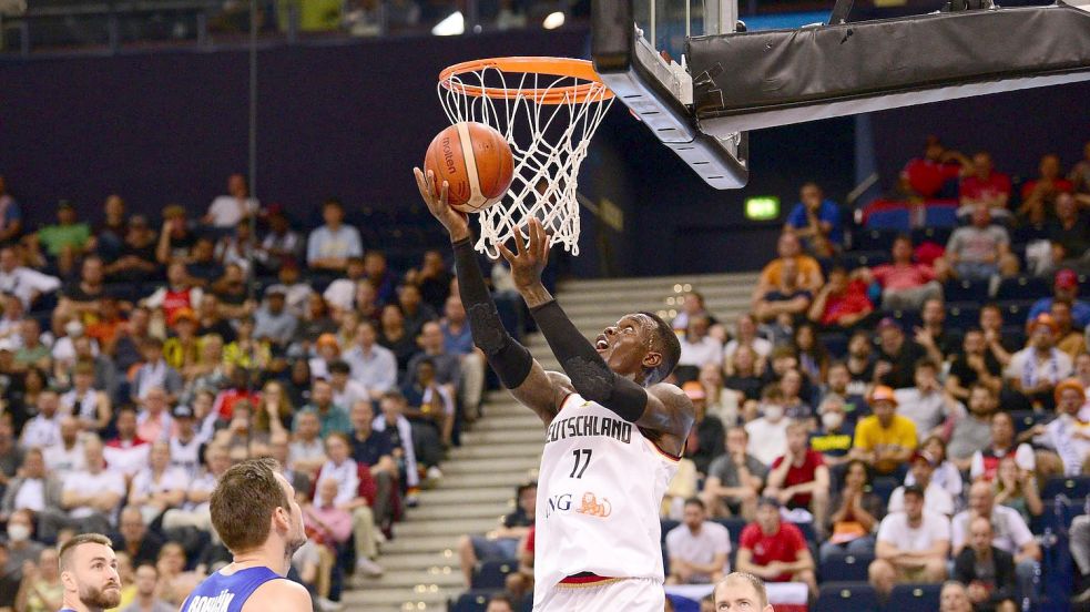 Deutschlands Dennis Schröder legt den Ball in den Korb. Foto: Daniel Bockwoldt/dpa
