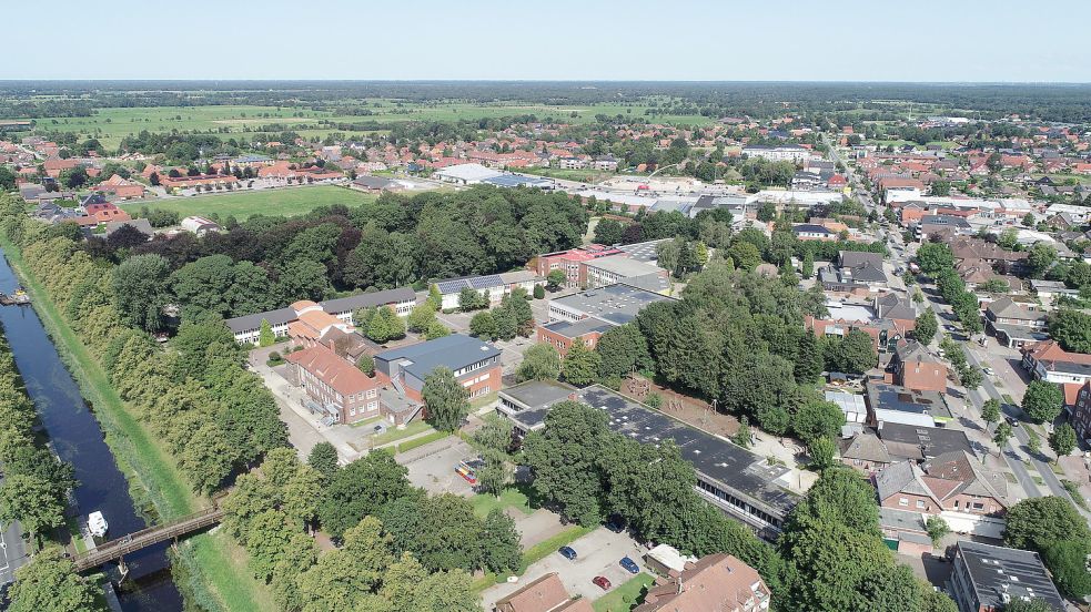 Blick auf den heutigen Schulkomplex mit der Grundschule Wiesmoor-Mitte und der Kooperativen Gesamtschule (KGS). Foto: Stulken