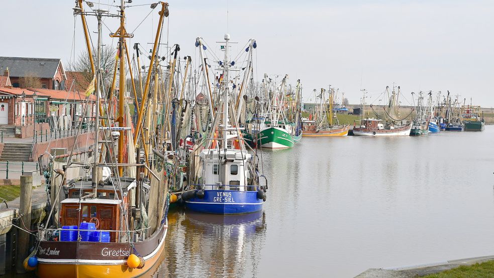 Müssentrotz steigender Treibstoffkosten betankt werden: die Fischkutter in Greetsiel. Foto: Wagenaar/Archiv
