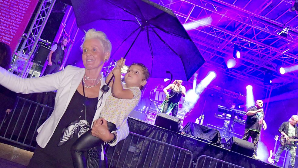 Einen beschwingten Regentanz legte diese Besucherin auf dem Marktplatz zu den Rhythmen der Coverband Impuls hin. Fotos. Ortgies