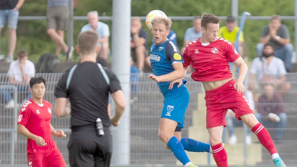 Kickers Emden (links Holger Wulff) lag bereits zur Pause 0:2 zurück. Foto: Doden/Emden