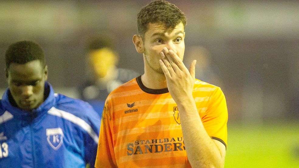 Kickers-Torwart Joachim Groenwold hätte sich einen anderen Einstand gewünscht. Erst kurz vor Spielbeginn erfuhr er von seinem Einsatz. Fotos Doden/Emden