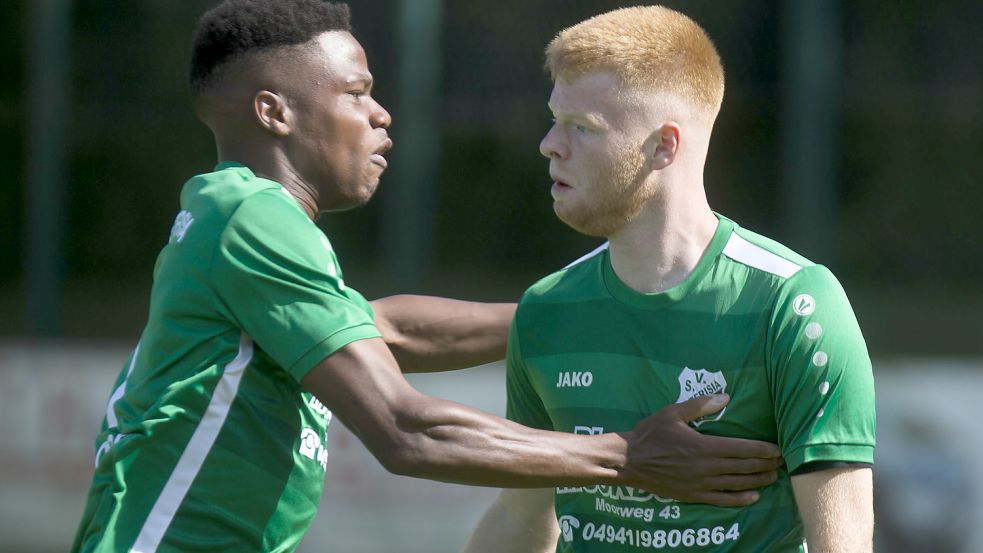Die Moordorfer Torschützen unter sich: Hier bejubelt Jean-Paul Bamezon (links) das 1:0 durch Mirko Hogelücht (rechts), später traf er noch selbst. Foto: Doden
