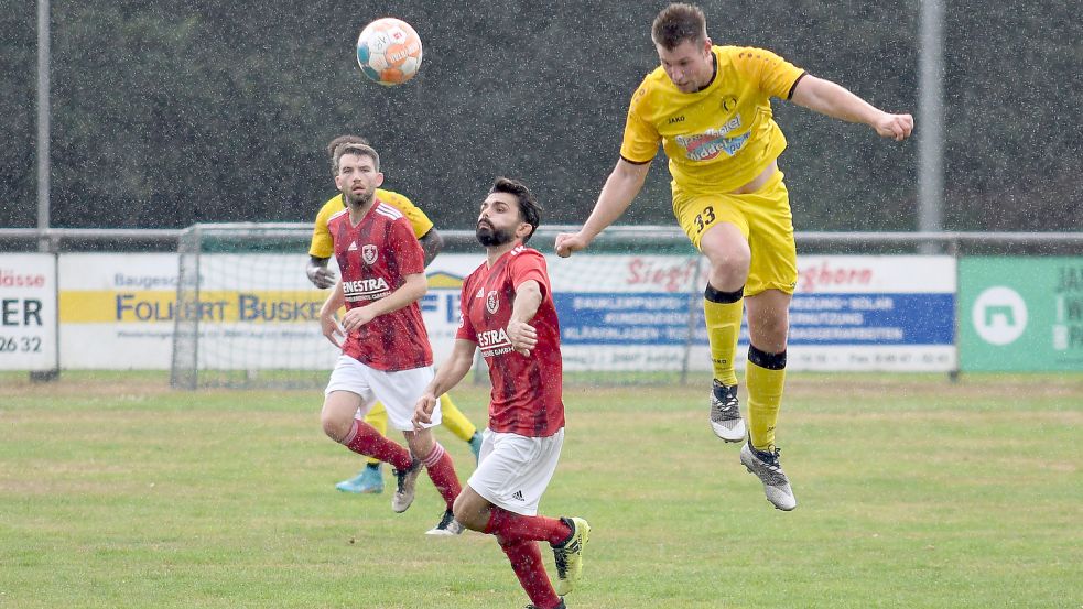 Henning Corell (rechts) erzielte gegen Westrhauderfehn für Middels das 1:0. Fotos: Doden/Blomberg
