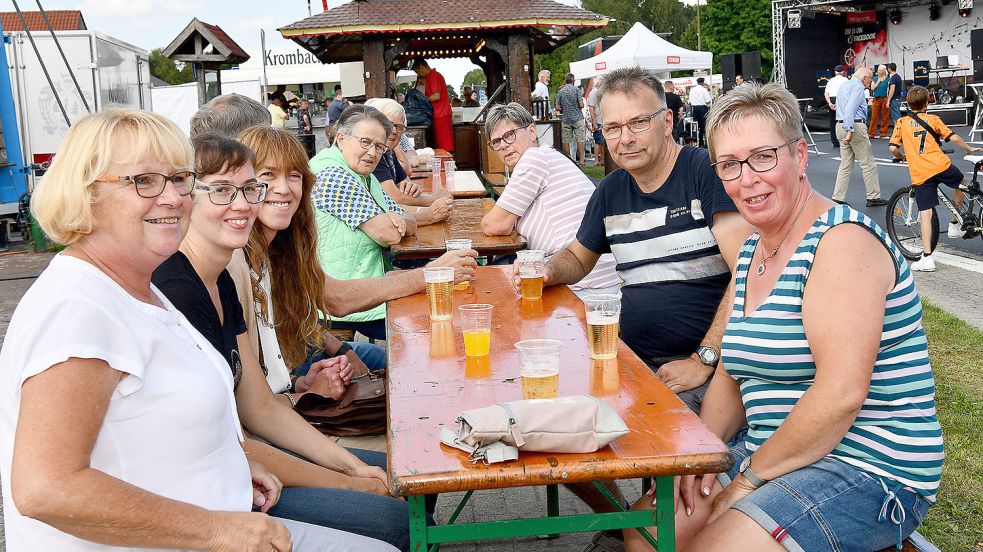 Bester Stimmung: Die Besucher der Fehntjer Meile freuten sich, dass die Veranstaltung mit einem Jahr Verspätung stattfinden konnte. Foto: Stromann