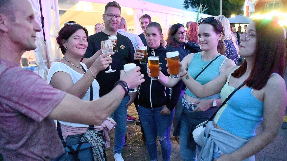 Die Besucher ließen sich Bier und Wein schmecken und genossen das Zusammensein. Foto: Stromann