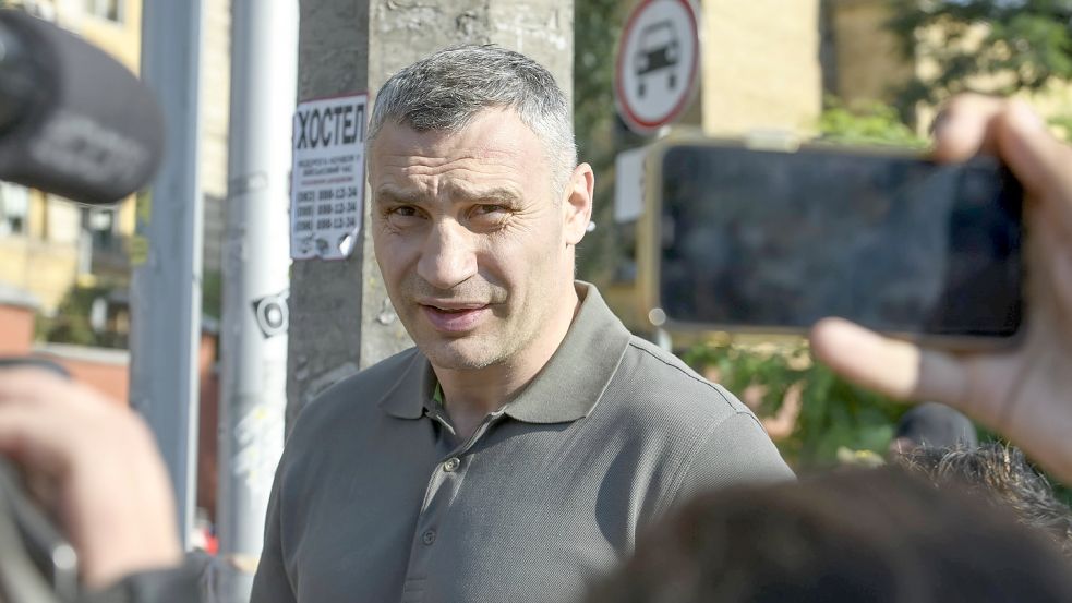 Vitali Klitschko besucht ein von russischen Luftangriffen zerstörtes Wohngebäude. Im Interview fordert er ein Einreiseverbot für Russen. Foto: Imago Images/NurPhoto