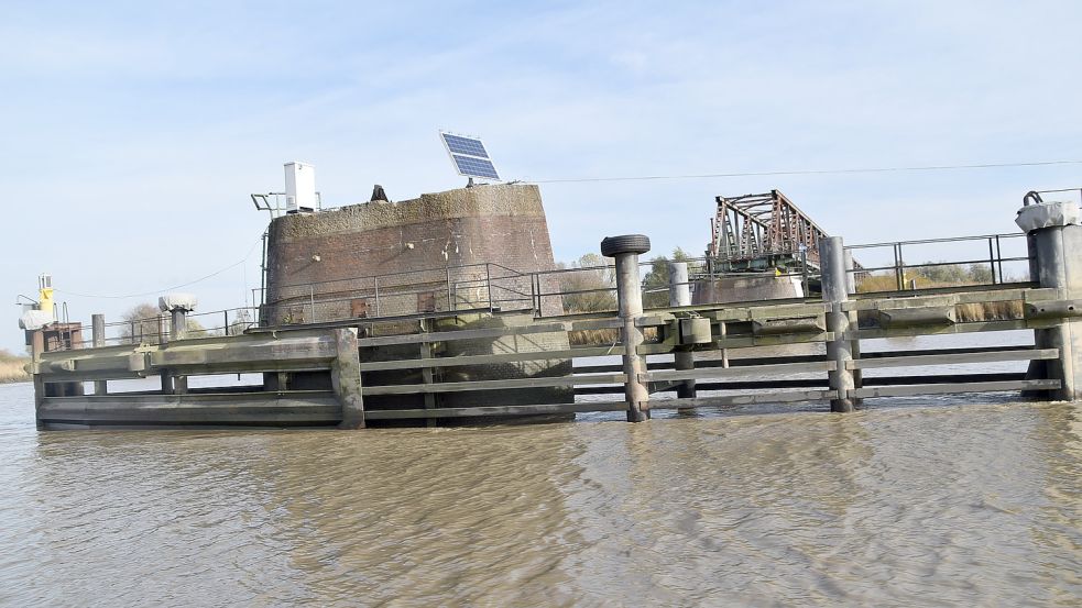 Der Abbruch der Brückenpfeiler soll ab Anfang 2022 mit einem Großbagger und mit Abbruchanbaugeräten innerhalb eines Spundwandkastens, wie es bei Wasserbaustellen üblich ist erfolgen, teilte eine Bahnsprecherin mit. Foto: Ammermann