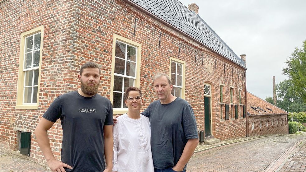 Das alte Steinhaus in Uttum hat es der Familie Kinast schon lange angetan. Als es 2019 zum Verkauf stand, fackelte das Ehepaar aus Troisdorf mit Wurzeln in Emden nicht lange – und schlug zu. Fotos: Tomé