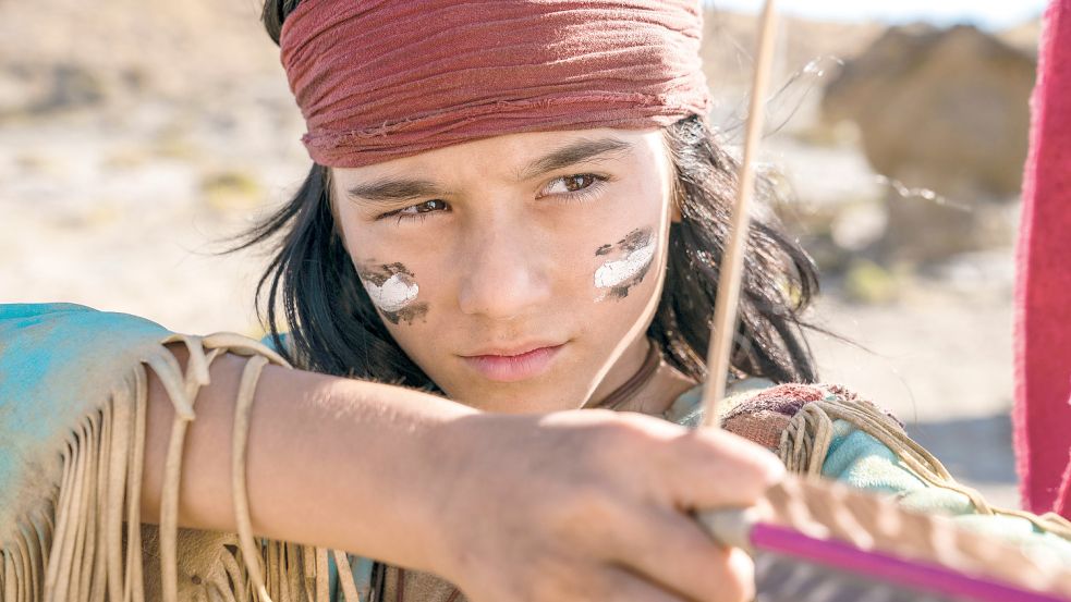 Ein Beispiel für falsche kulturelle Aneignung? Das Begleitbuch zum Film “Der junge Häuptling Winnetou“ ist in die Kritik geraten. Im Bild: Mika Ullritz als Winnetou in einer Szene des Films „Der junge Häuptling Winnetou“. Foto: Leonine/dpa