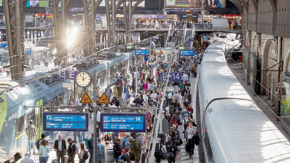 Gedränge im Hamburger Hauptbahnhof: Aus Angst vor Unfällen hat die Bundespolizei am Sonntag ein Tempolimit für viele Züge angeordnet. Foto: Georg Wendt