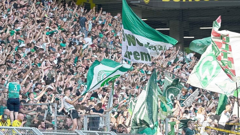 8500 Werder-Fans feierten die sensationelle Aufholjagd und den 3:2-Sieg in Dortmund. Foto: Imago